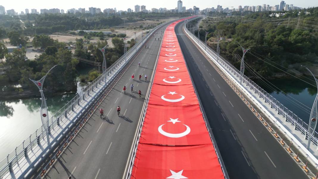 Adana'da köprüye dev Türk bayrağı açıldı. Coşkulu Cumhuriyet kutlaması 7